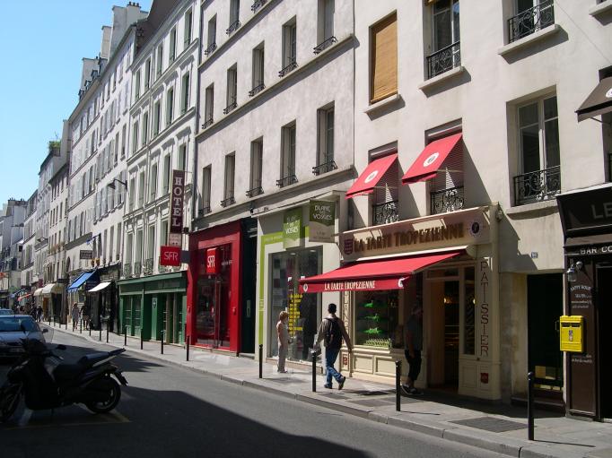  Une rue commerante dans le 7e arrondissement (la rue Saint-Dominique)
