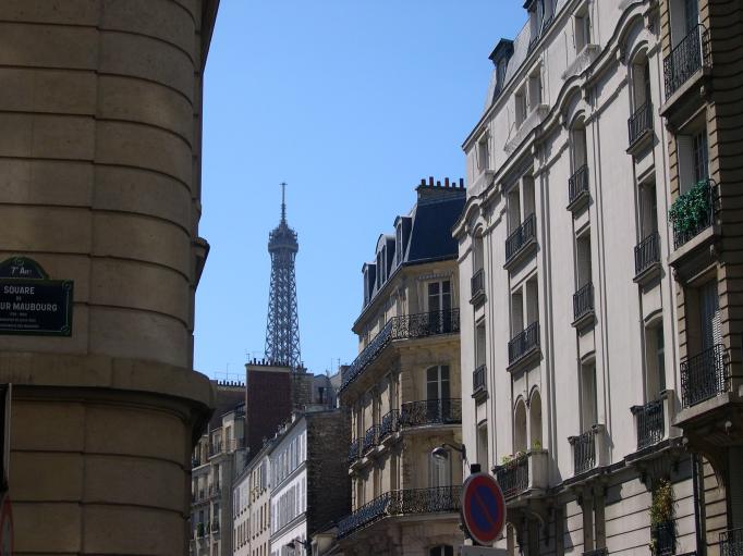  Haut de la tour Eiffel sur la rue de Grenelle