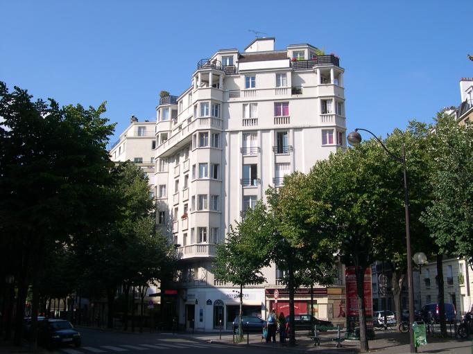  Immeuble avec balcons et bow-windows rue Bobillot (13e)