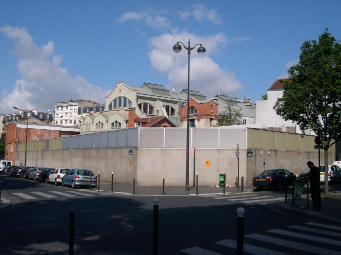  Piscine de la Butte aux Cailles. vue sur le mur extrieur entourant le bassin d't