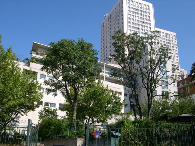  petit square et grands immeubles, rue du Moulinet (13e)
