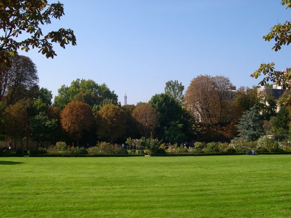  Parc des missions trangres, au loin la tour Eiffel