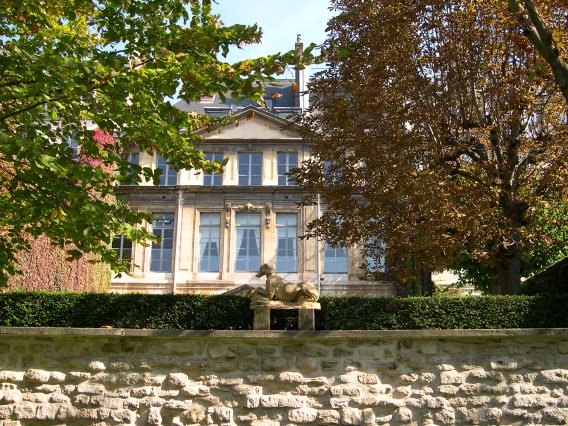  Htel particulier, rue du Bac, ct jardin