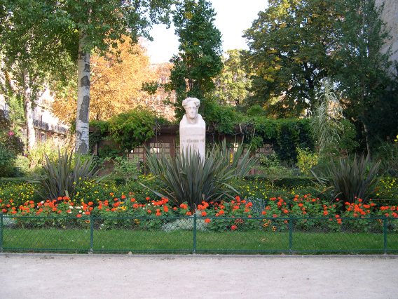  Buste de Chateaubriand, square de la rue du Bac, 7e