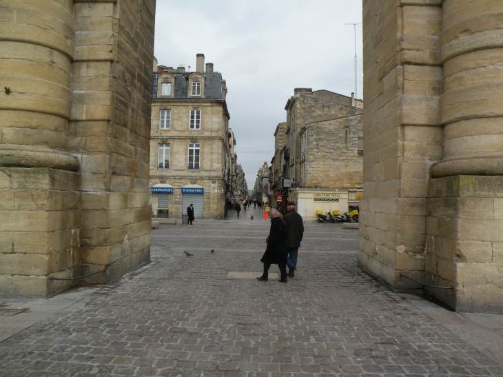  la rue Sainte Catherine, vue depuis la place de la Victoire