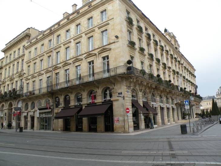  bel immeuble, angle Cours de l'Intendance, place de la Comdie