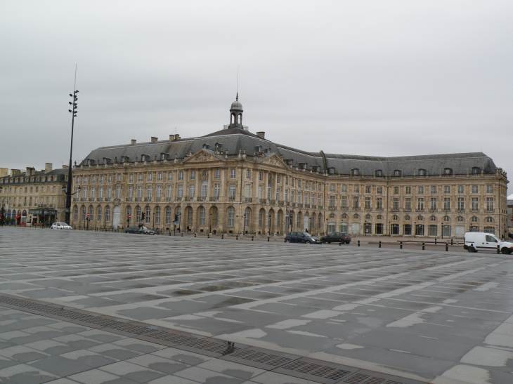  la place de la Bourse vue depuis le miroir d'eau