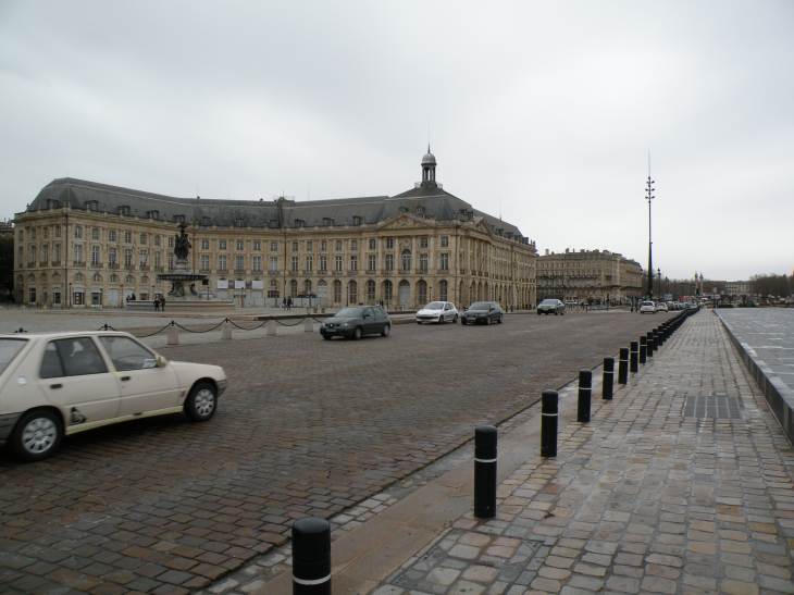  La place de la Bourse et les quais