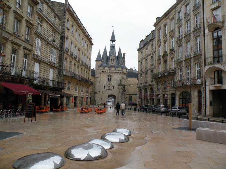  Place du Palais et Porte Cailhau