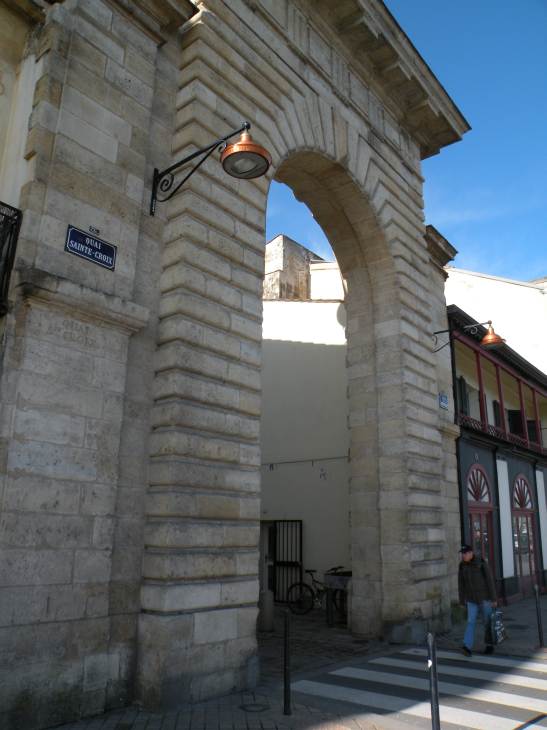   Porte en pierre de taille, quai Sainte-Croix