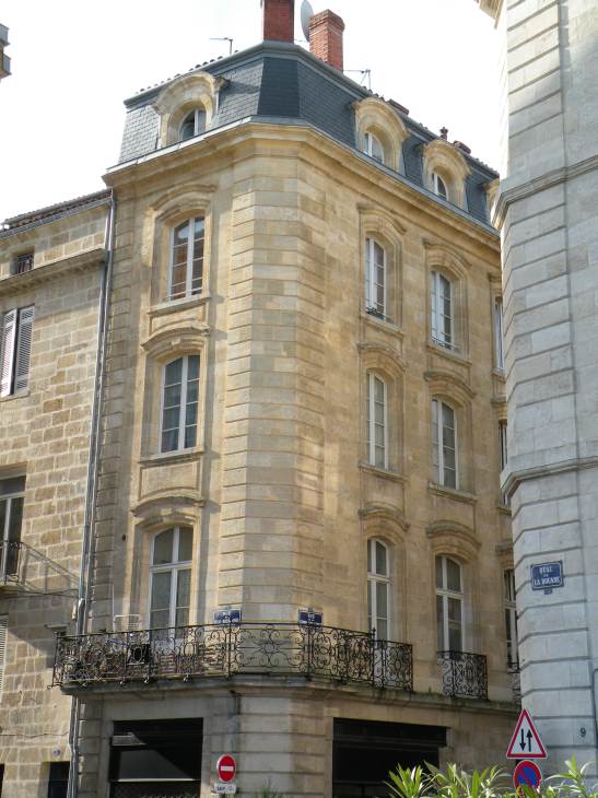   bel immeuble rue de la Cour des Aides
