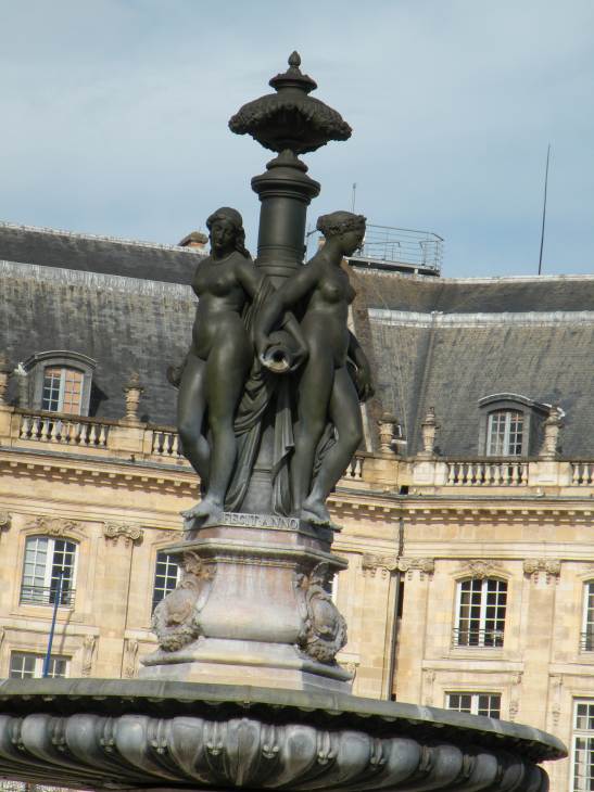   Deux jeunes filles compltement nues