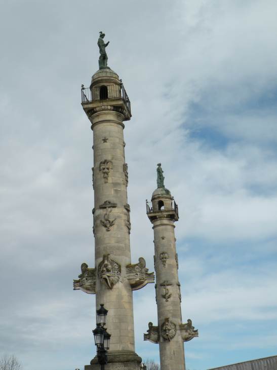   colonnes rostrales de l'esplanade des Quinconces