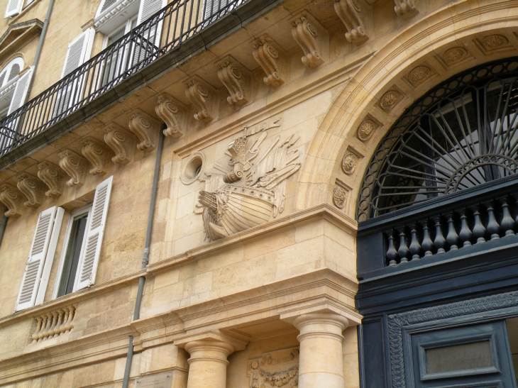  sculpture sur faade d'immeuble, Cours X. Arnozan
