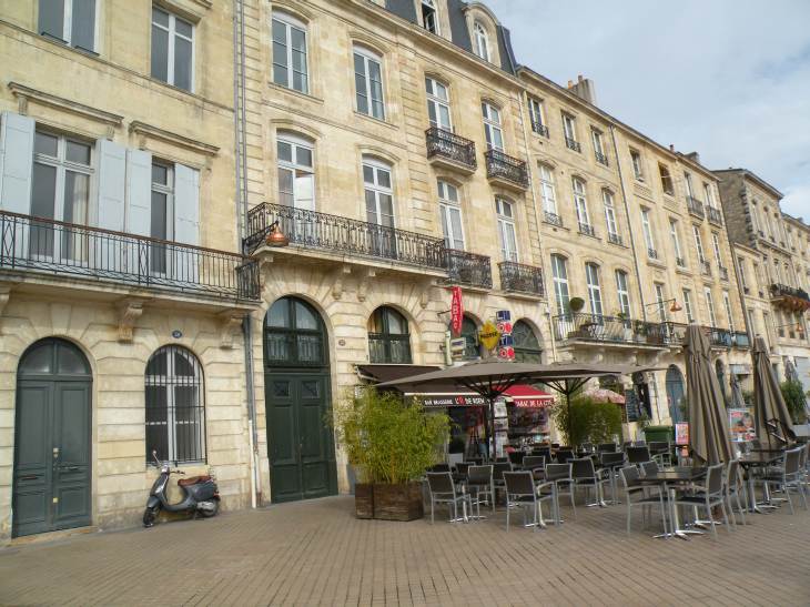  terrasse de caf sur le quai des Chartrons