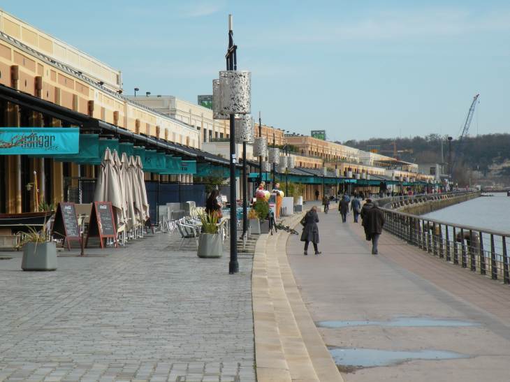  bars, restaurants et boutiques