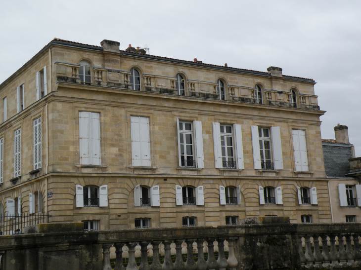  immeuble donnant sur le jardin public
