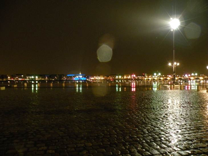  les quais by night