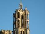  gros plan sur le clocher de la cathdrale