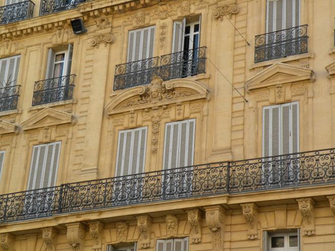  faade en pierres de taille, rue de la Rpublique