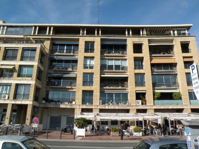  immeuble construit aprs la guerre, sur le quai nord
