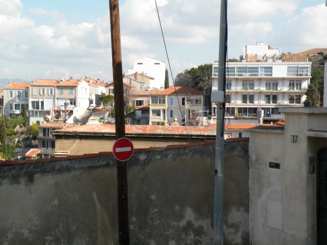  petits immeubles construits sur les rochers