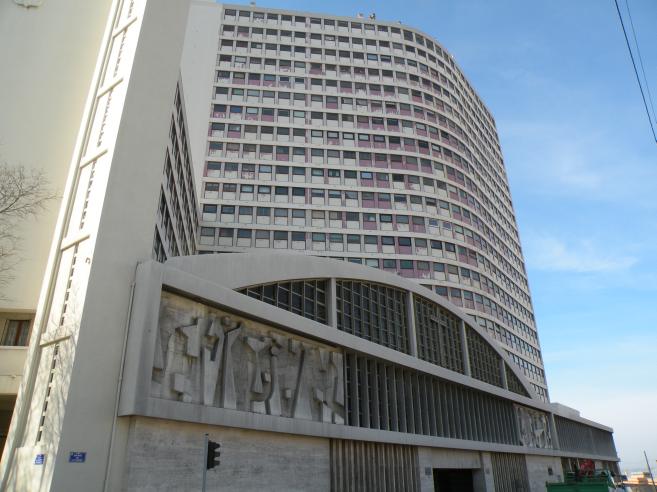  grand immeuble, Avenue de la Corse