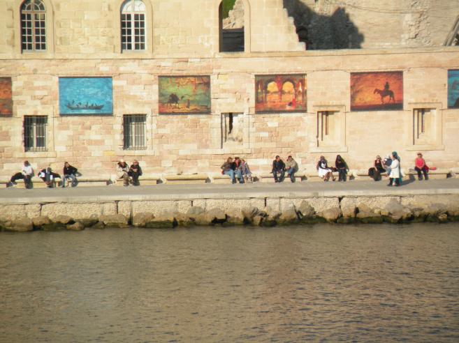  badauds prenant le soleil en bas du Fort