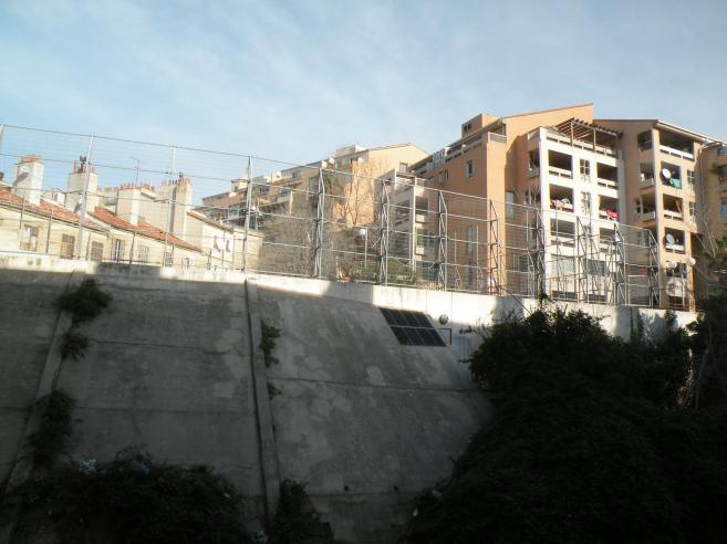  immeubles avec terrasses, et terrain de basket