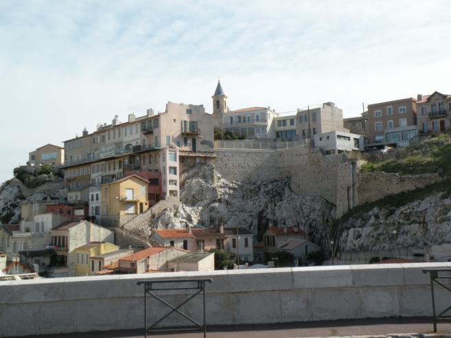  immeubles construits sur les rochers