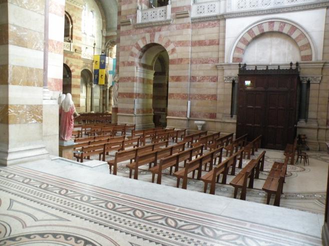  Cathdrale, bancs pour les fidles