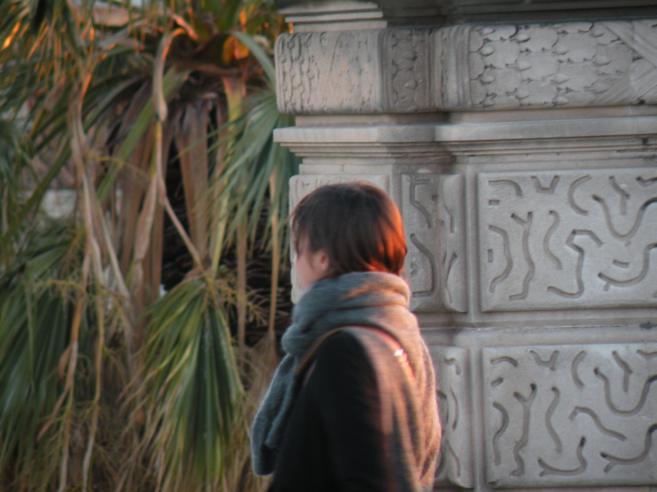  jeune fille contemplant la ville