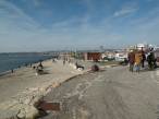  promeneurs  l'entre du port