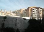  immeubles avec terrasses, et terrain de basket