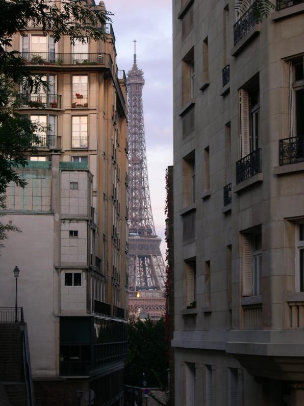   tour Eiffel entre deux immeubles