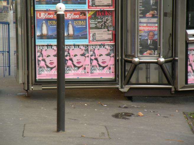  couvertures de magazines dans un kiosque