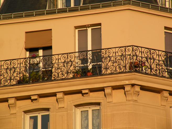  fentres d'immeuble dans la lumire du soir