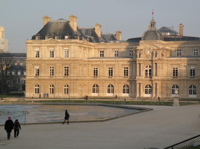  Palais du Snat, fontaine gele