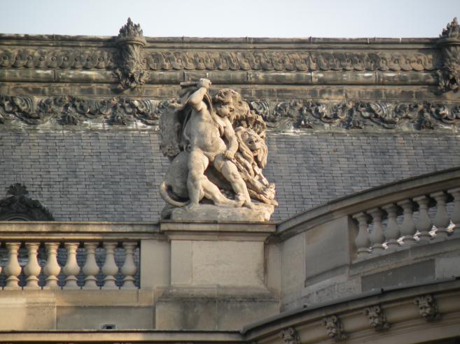  statue extrieure sur le btiment du Louvre