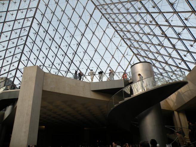  la pyramide du Louvre de l'intrieur