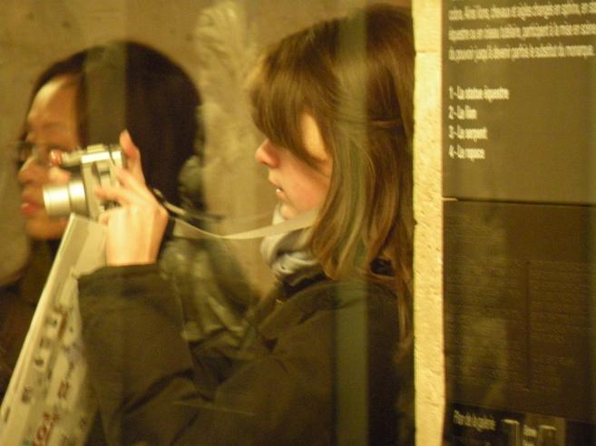  jeune femme photographiant une Oeuvre d'Art