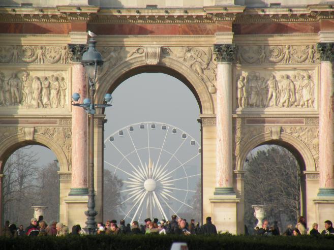  la Grande Roue vue  travers l'Arc de triomphe du Carroussel