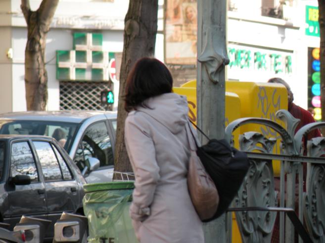  jeune femme dans la ville