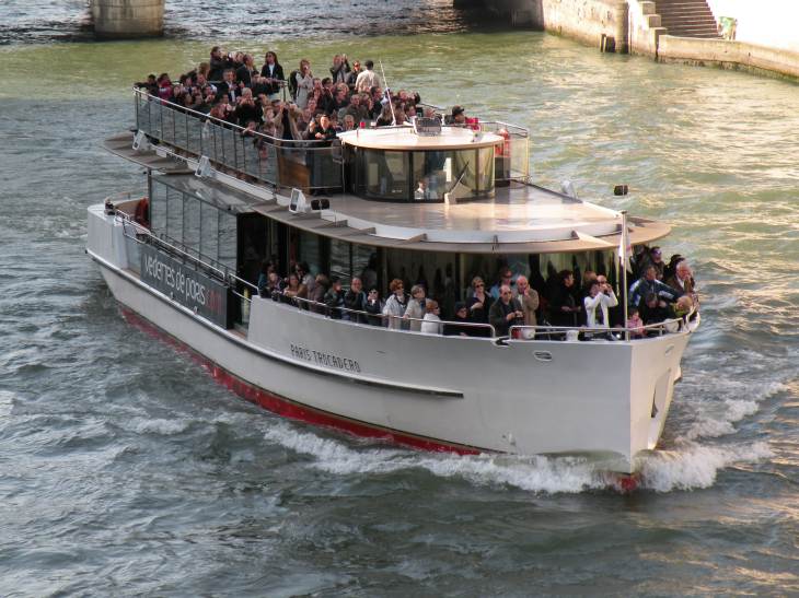  bateau sur la Seine (vedettes de Paris)