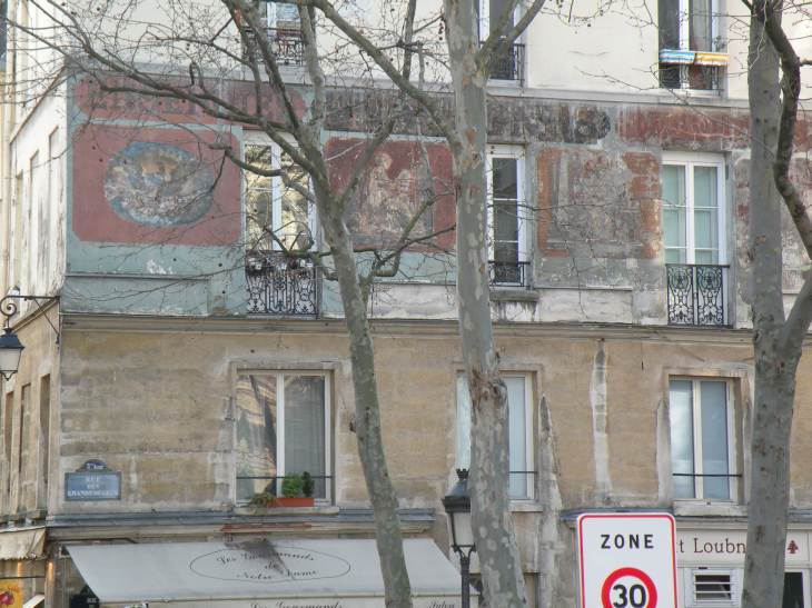  vieilles enseignes peintes, rue des Grands Degrs