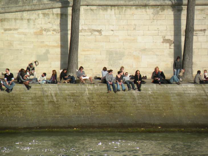  jeunes gens profitant du soleil sur les berges