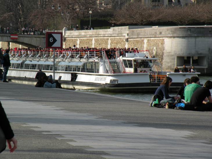  Bateau-mouche