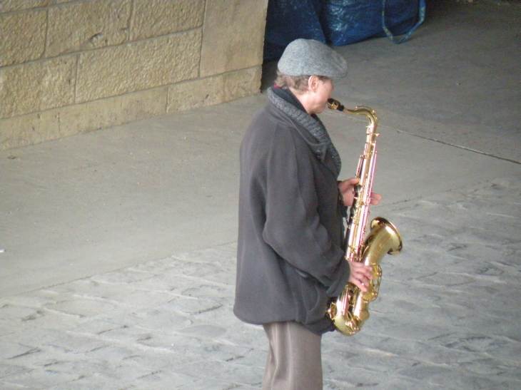  Saxophoniste sous un pont