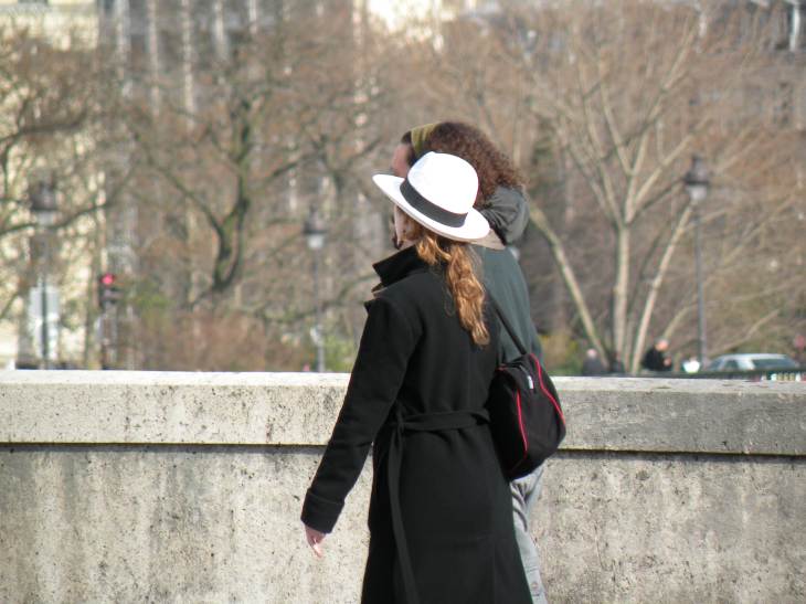  Femme portant un chapeau