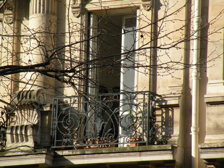  fentre d'immeuble Hausmannien ouverte sur le soleil